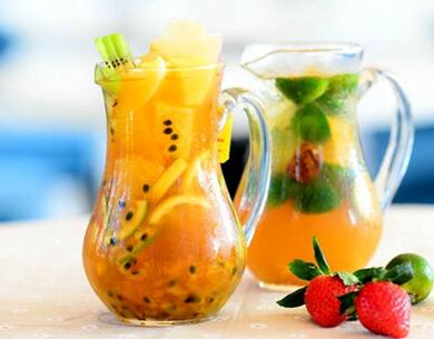 百香果饮品制作素材图