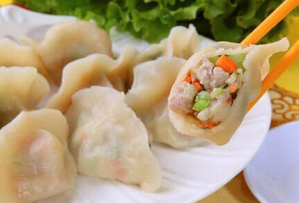 饺子馅怎么调好吃 韭菜香菇猪肉饺子馅的做法6