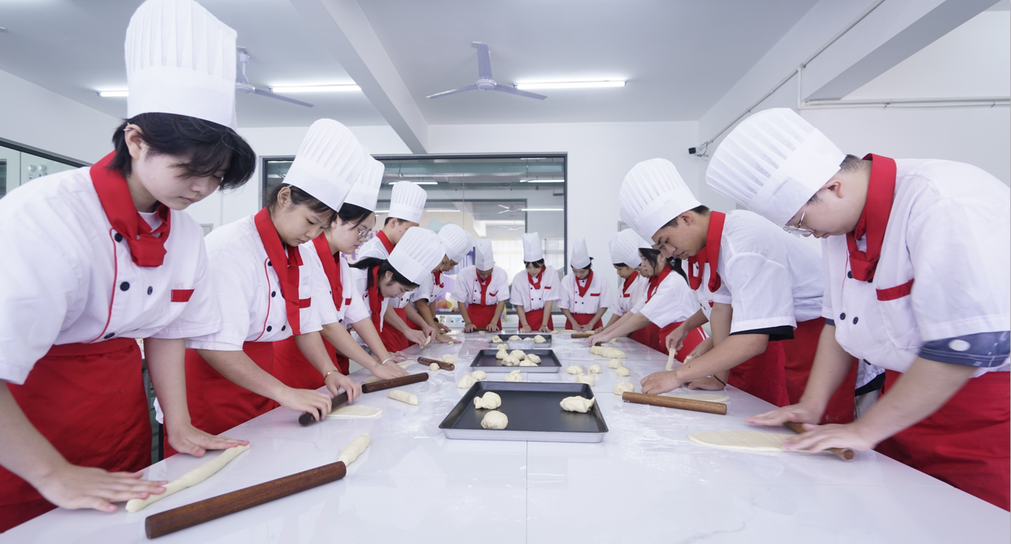 ����������ѵ�Լ۱�֮����32 ����У�ְ��ֽ�ѧ��ѧ���ҵ + ����